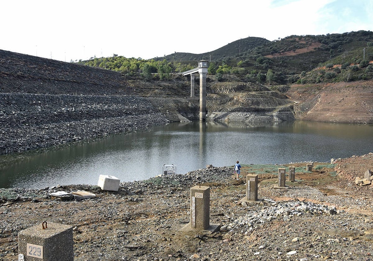Imagen actual del pantano de Zufre, uno de los seis que abastecen de agua a Sevilla capital y su área metropolitana