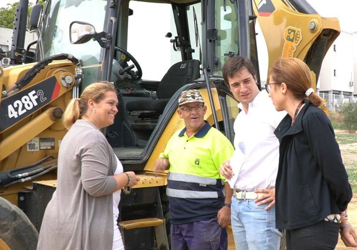 El concejal Luis Paniagua, junto a otros miembros del gobierno y un trabajador municipal