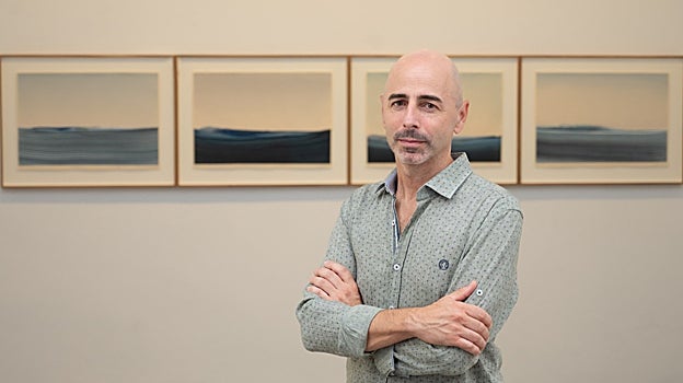 Nico Munuera ante una de sus obras en la galería Rafael Ortiz