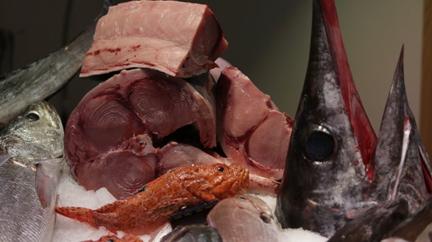 Productos de una pescadería de la calle Baños, en Sevilla