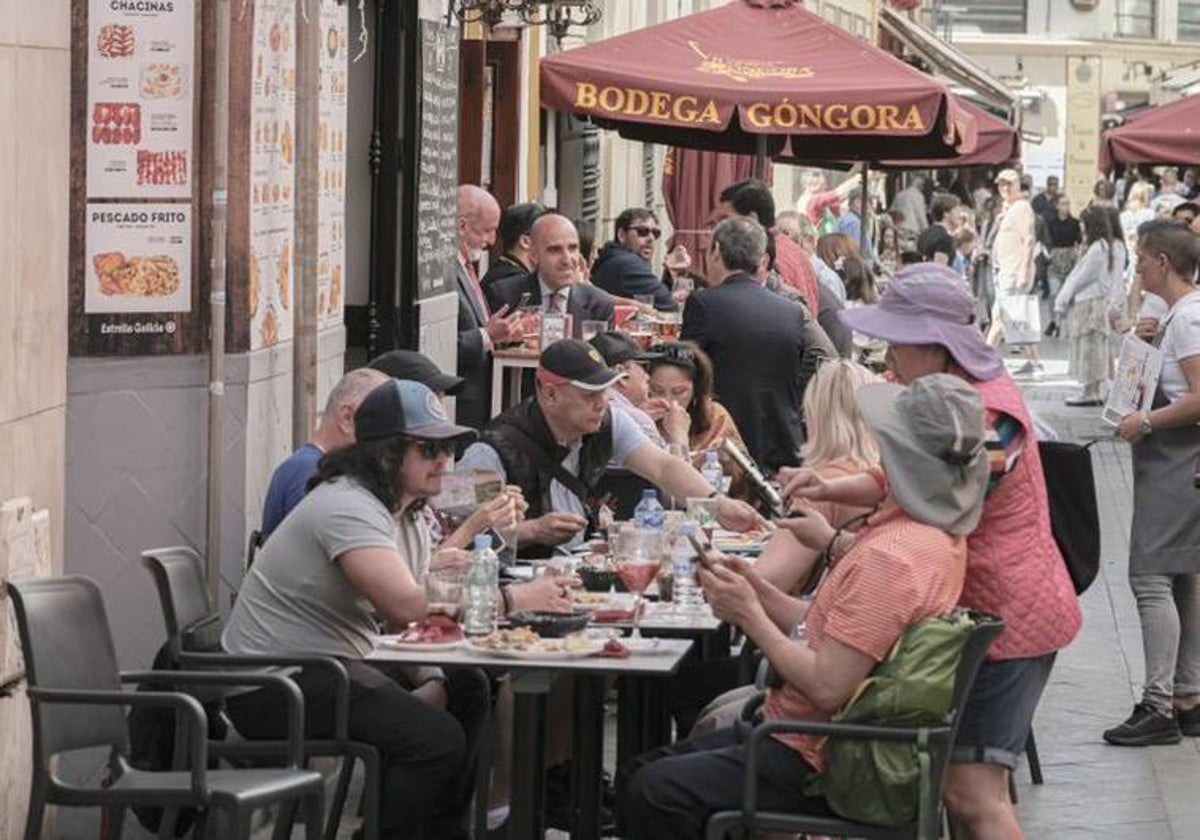 Turistas disfrutan del almuerzo en veladores de la calle Albareda