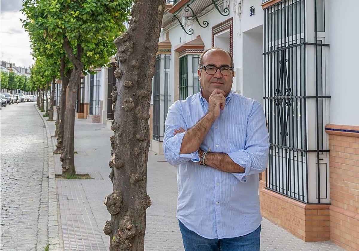 Eduardo Pastor, en una de las calles principales de Paradas