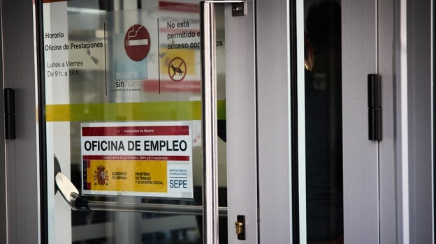 Entrada a una oficina del SEPE en Madrid