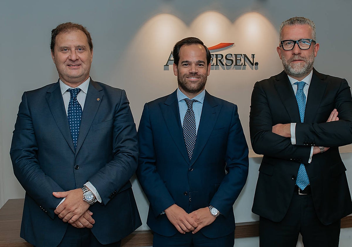 Íñigo Rodríguez-Sastre, Carlos Álvarez Zapata y José Vicente Morote, en la nueva oficina de Andersen en Sevilla