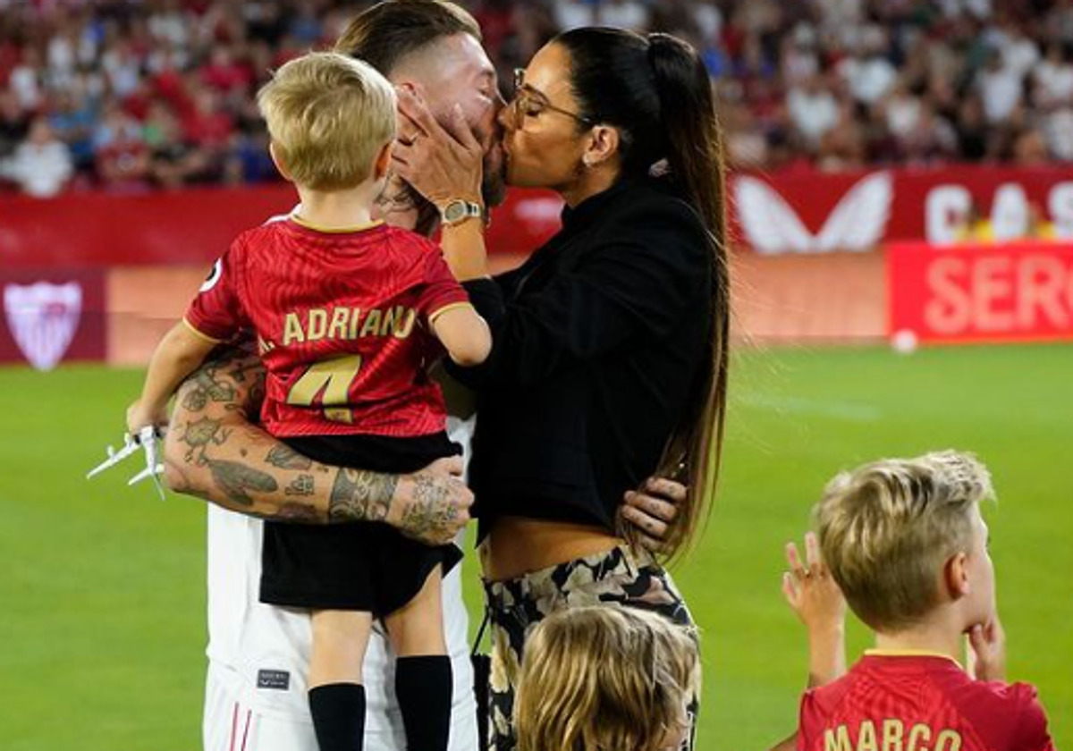 Sergio Ramos y Pilar Rubio, junto a sus hijos en su presentación con el Sevilla