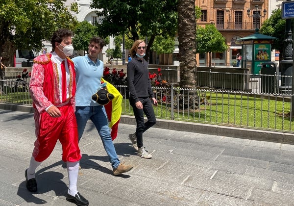 Las despedidas de soltero en Sevilla: borracheras, penes, limusinas y muñecas hinchables