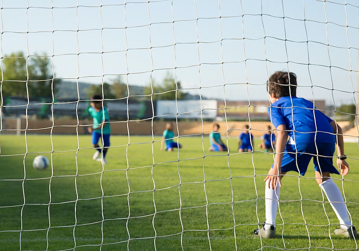 Varios niños practicando fútbol