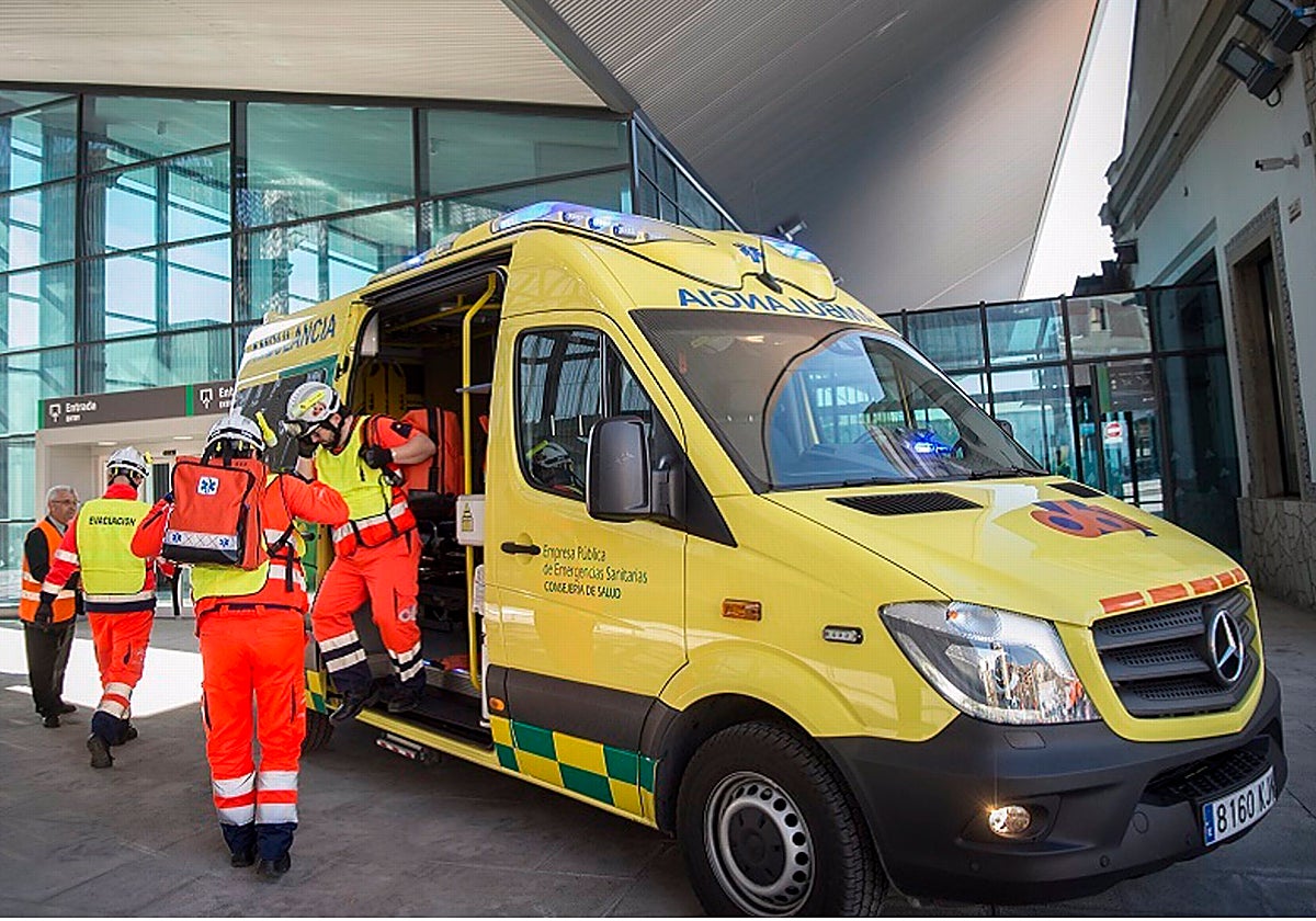 Imagen de archivo de una ambulancia, como la que ha intervenido en el suceso
