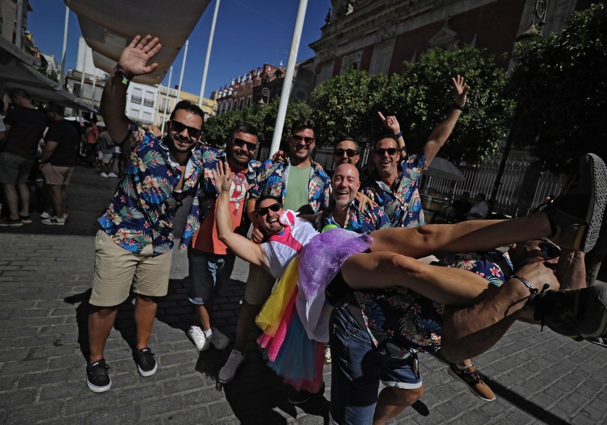 Un grupo celebrando una despedida de soltero este fin de semana en la plaza del Salvador