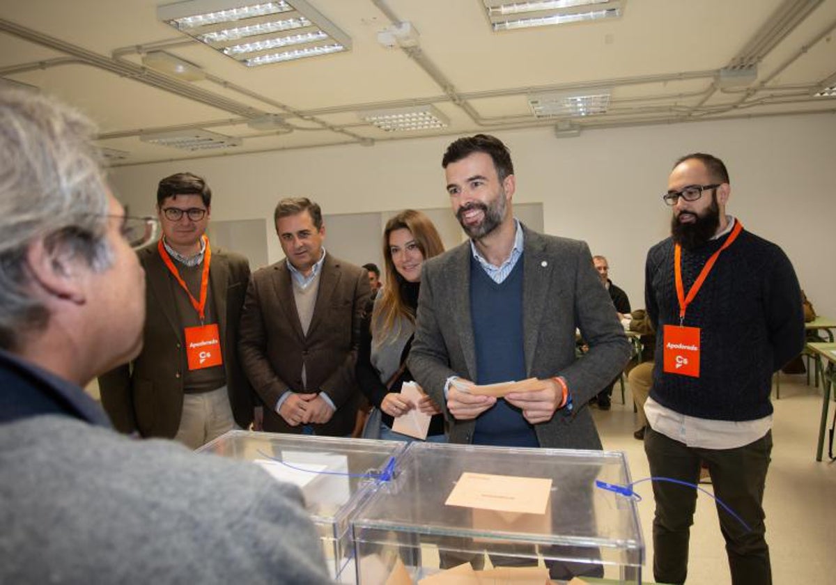 Pablo Cambronero en unas elecciones votando cuando aún estaba en política