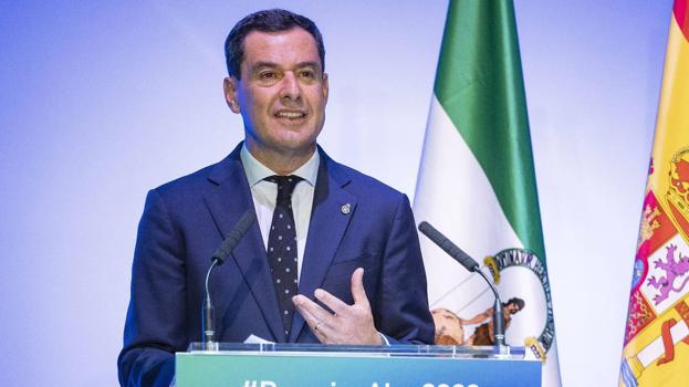Juanma Moreno en la entrega de premios
