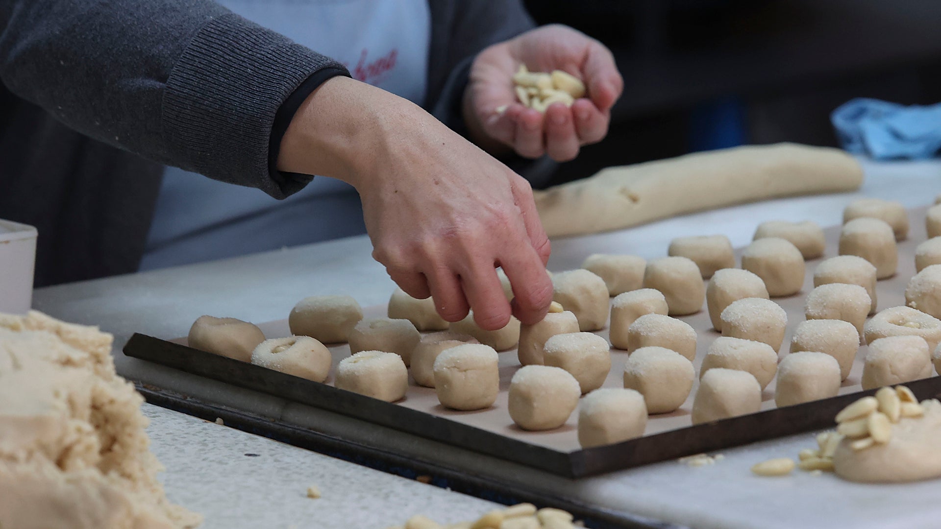 Elaboración de mantecados en la fábrica «La Colchona» (Estepa)