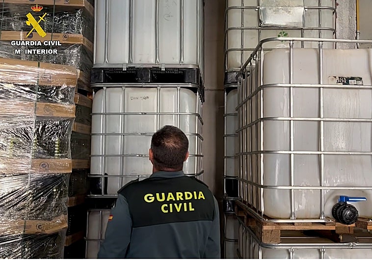 Un agente de la Guardia Civil ante una partida de aceite inmovilizado este pasado verano