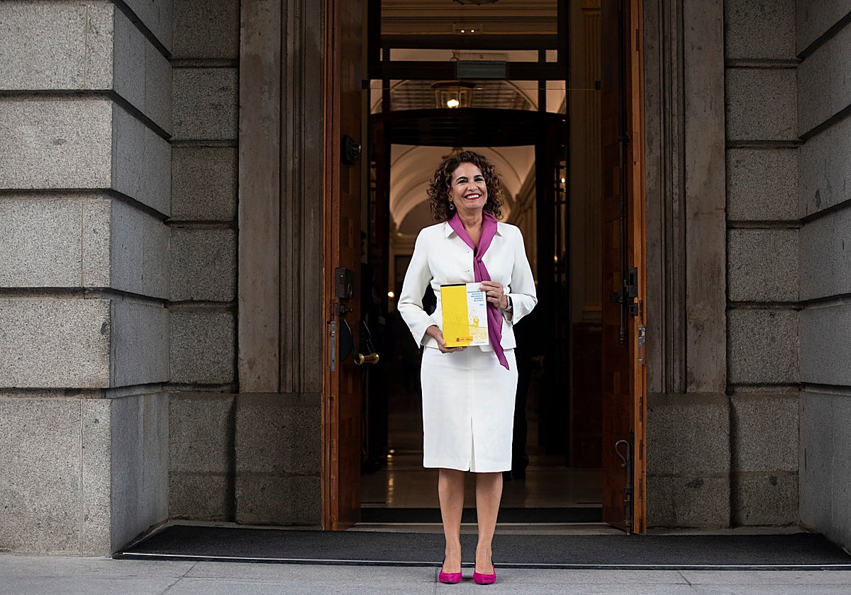 María Jesús Montero con una carpeta de los Presupuestos Generales del Esado en una imagen de archivo