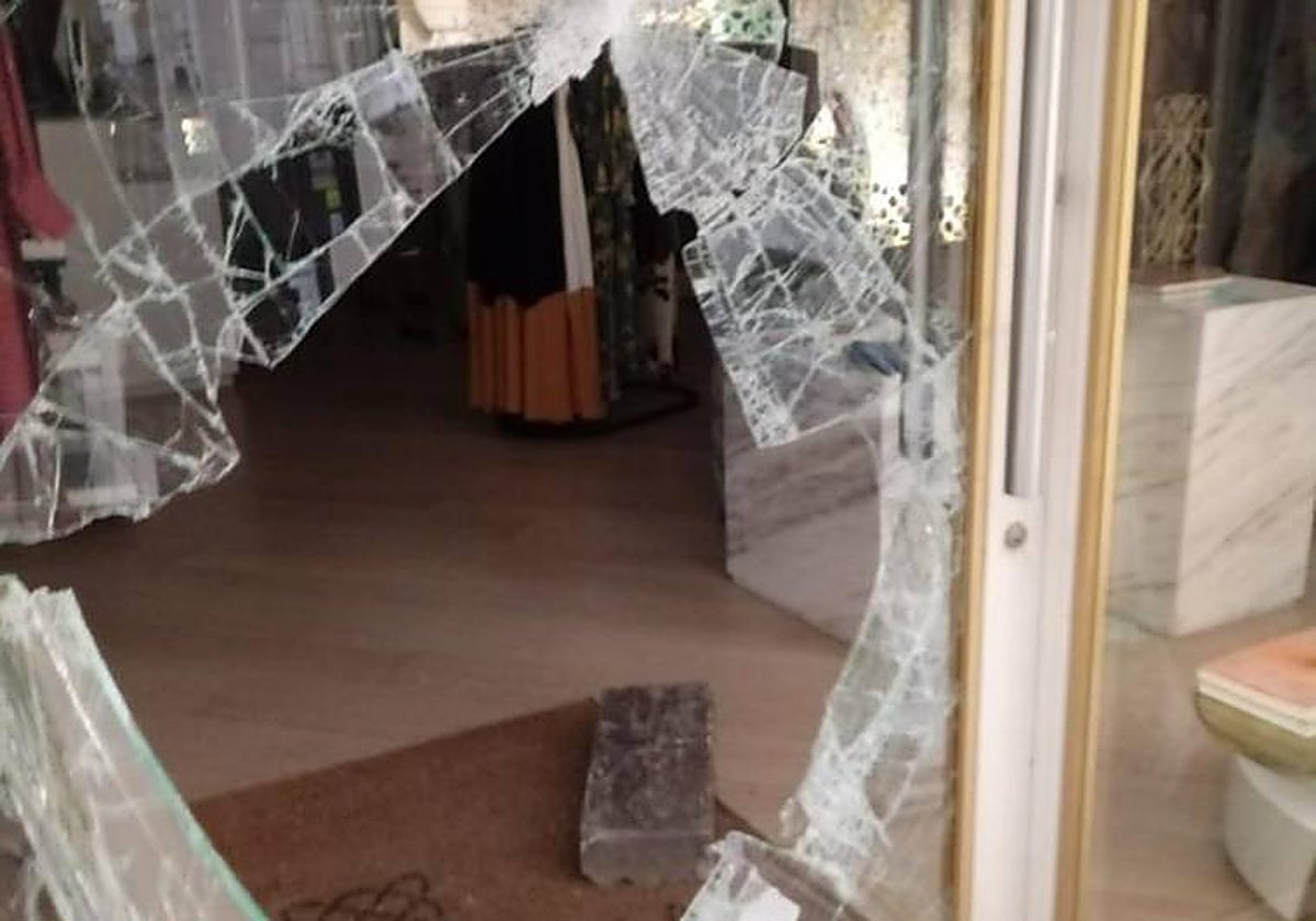 Robo en un comercio del Centro tras romper el escaparate con un adoquín