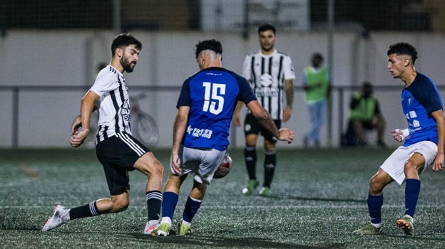 Jugadores del Club Atlético Central, compitiendo contra el San Fernando B en un partido reciente