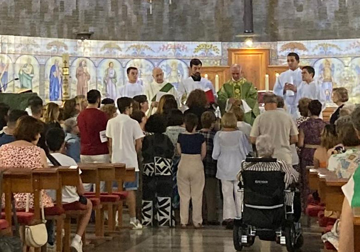 Misa en la parroquia de Santa María de las Flores