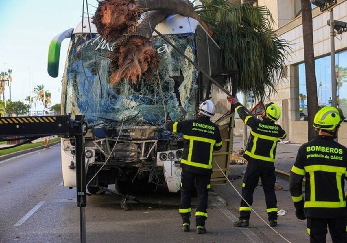 Operarios de bomberos trabajando en el lugar de accidente