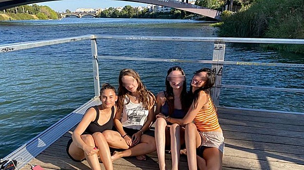 Maya, junto a tres amigas en una plataforma del Guadalquivir en uno de sus visitas veraniegas a Sevilla