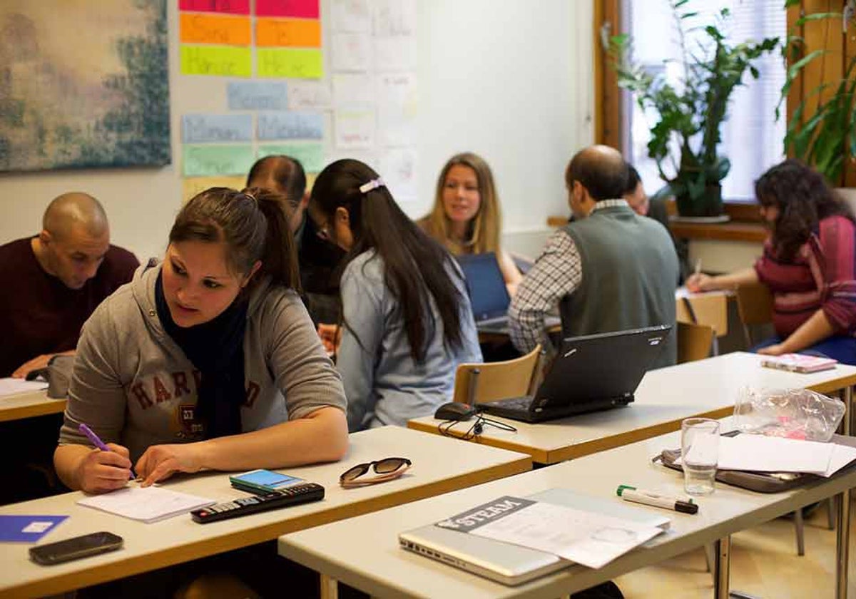 Varios alumnos en uno de los talleres del distrito de Nervión