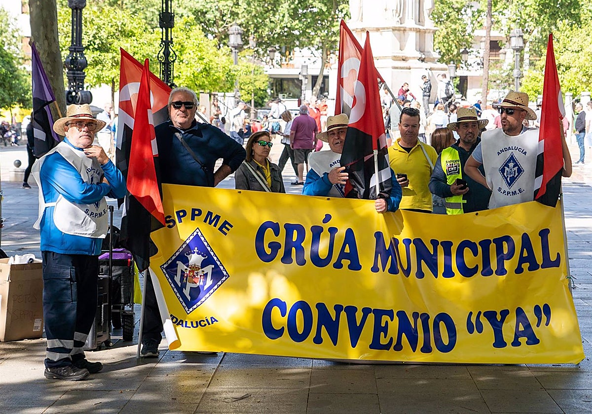 Varios trabajadores del servicio municipal de grúa ante el Ayuntamiento