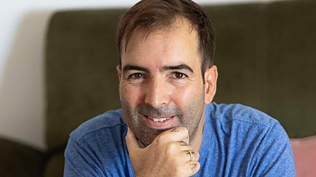 Pepe Gastalver se ha tatuado la palabra vida en los dedos de su mano derecha