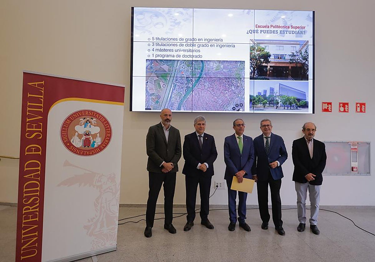El rector, Miguel  Ángel Castro, durante la presentación