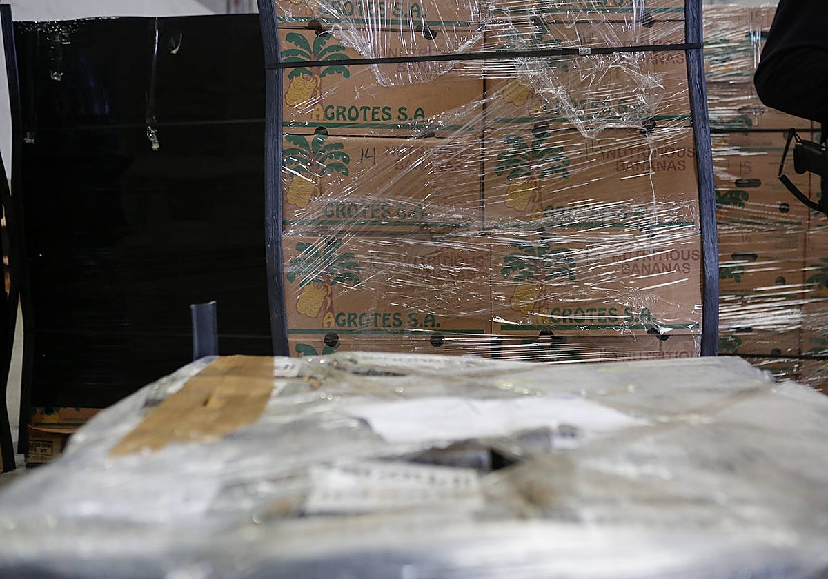 Cajas de frutas con drogas incautadas en una operación policial anterior