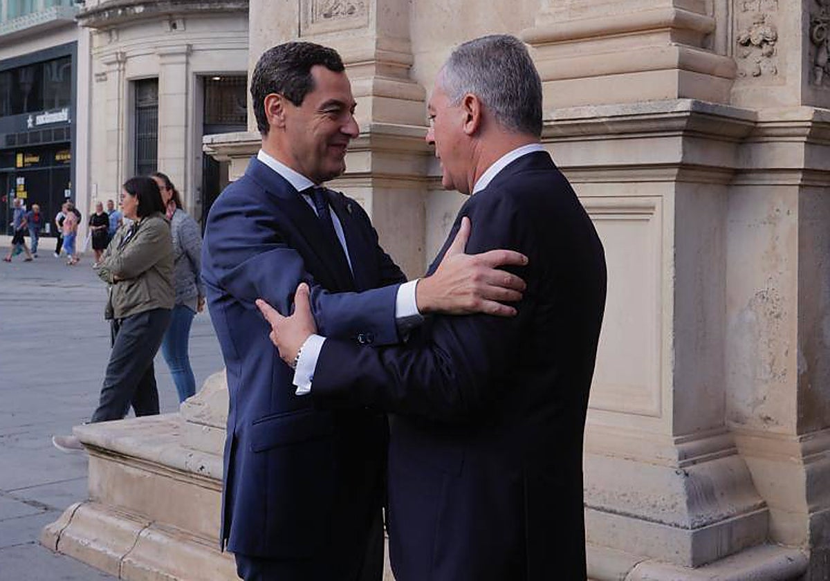 El presidente de la Junta, Juanma Moreno, junto al alcalde de Sevilla, José Luis Sanz