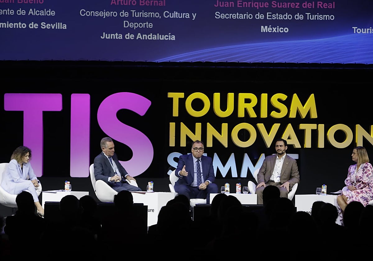 Maribel Gutiérrez, Juan Bueno, Arturo Bernal, Juan Enrique y Silvia Avilés durante la inauguración del TIS