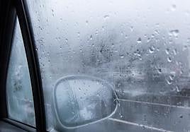 Los ocho trucos para que los cristales del coche no se empañen cuando llueve