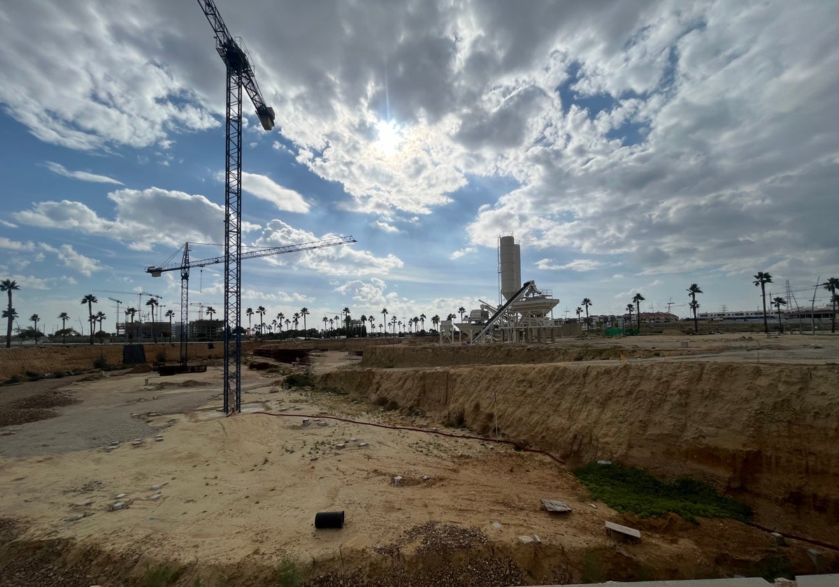 Obras de construcción de la zona de aparcamientos que irían en la plaza donde se ubicaría el rascacielos