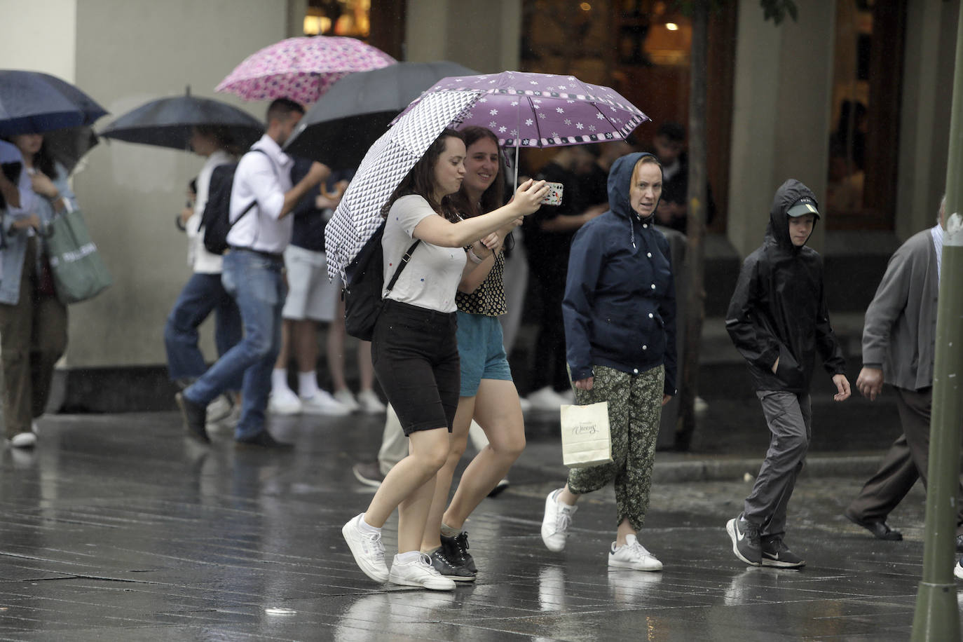  Jornada de jueves con fuertes lluvias provocadas por la borrasca 'Aline' en Sevilla
