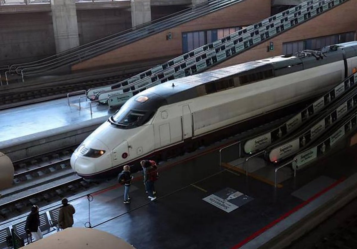 Imagen de un tren AVE en la estación de Córdoba