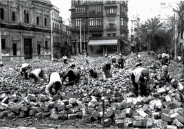 La historia de Sevilla, en imágenes: así colocaron los adoquines de Gerena en la plaza de San Francisco