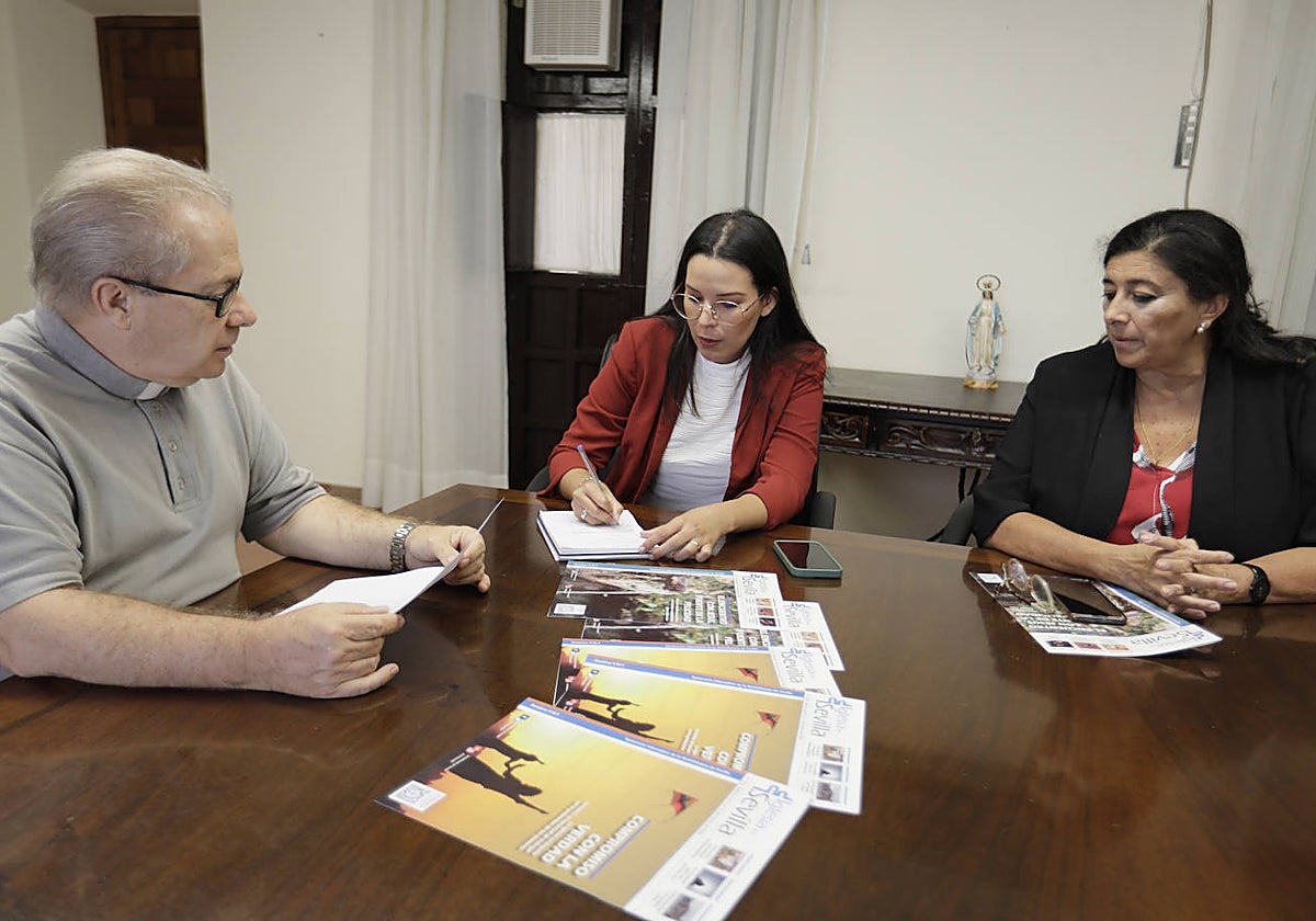 Ángel Failde, delegado episcopal, Karen Mendoza, portavoz de la Oficina, y Mercedes Fernández, directora de la misma