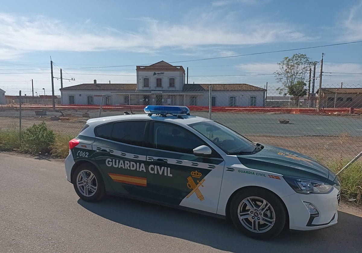 Una patrulla junto a la estación de trenes de Los Rosales