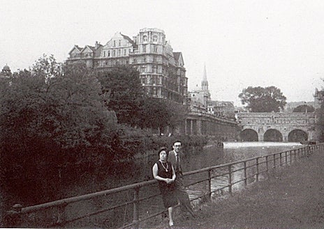 Imagen secundaria 1 - Julia Uceda en Sevilla con escritores de la Generación del 50. Debajo, con Rafael en Avon River. A la derecha, retrato de Julia en la década de los 50
