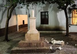 Destrozan la cruz de la Plaza de Santa Marta de Sevilla