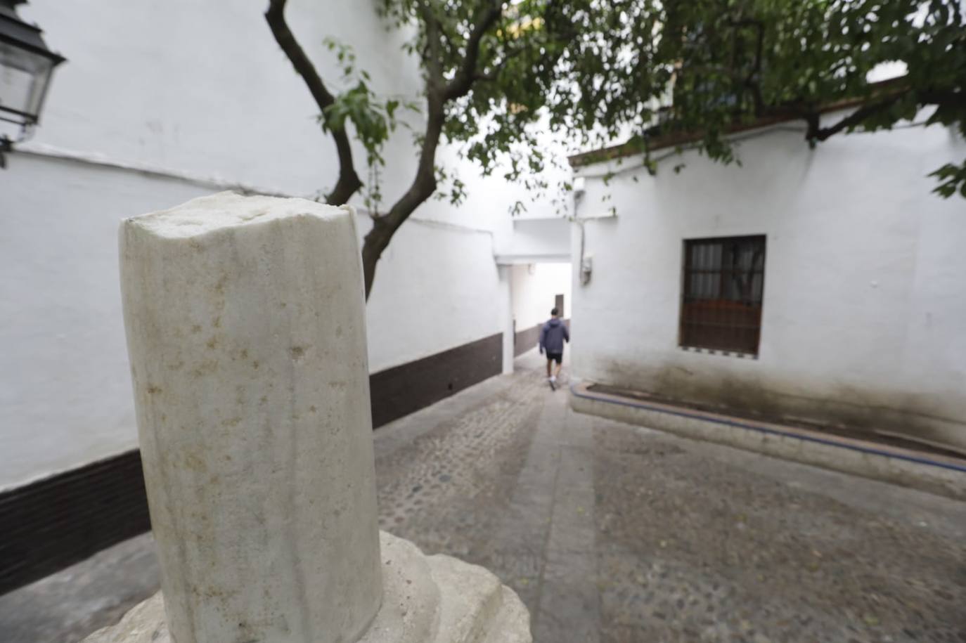 En imágenes: así ha quedado la cruz de la plaza de Santa Marta de Sevilla tras los actos vandálicos