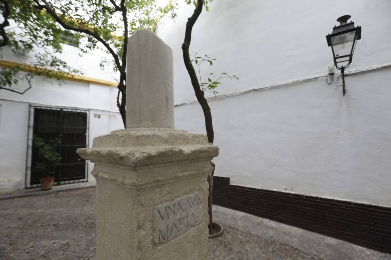En imágenes: así ha quedado la cruz de la plaza de Santa Marta de Sevilla tras los actos vandálicos