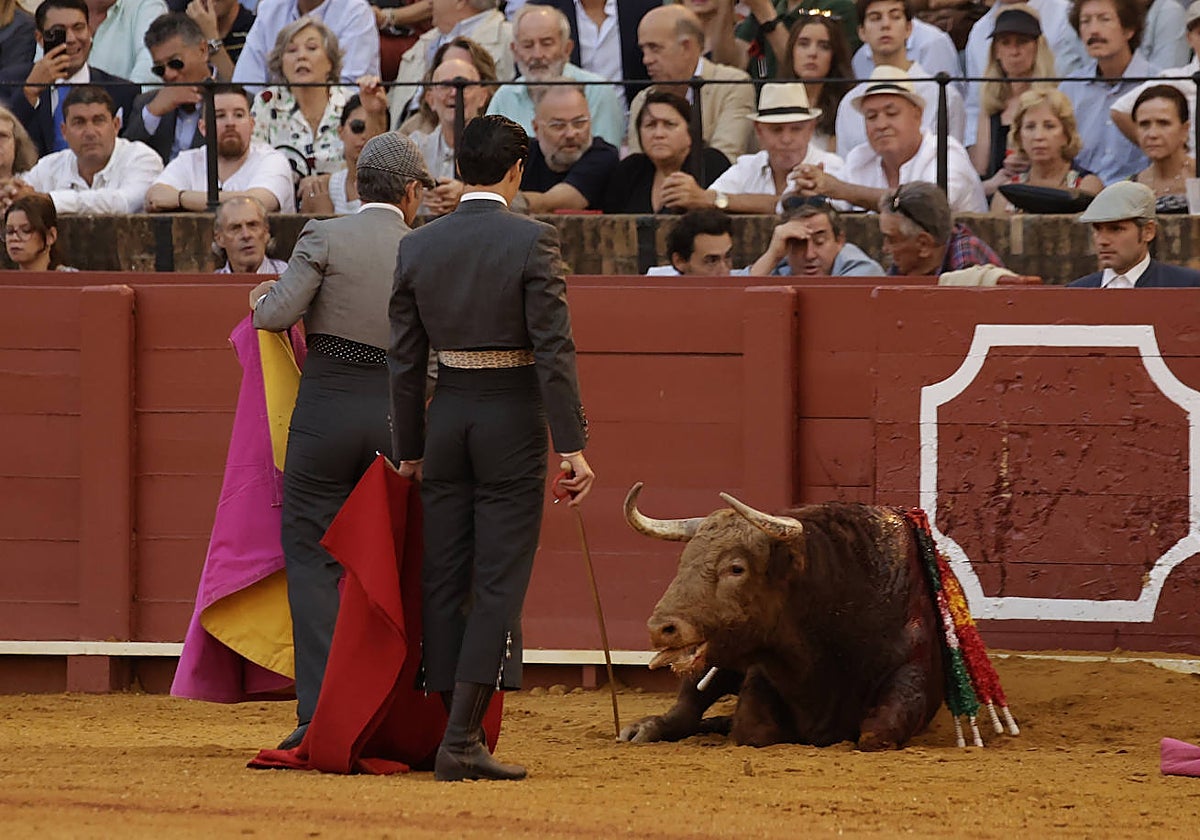 Un toro de El Pilar se echó al comienzo de la faena de Pablo Aguado