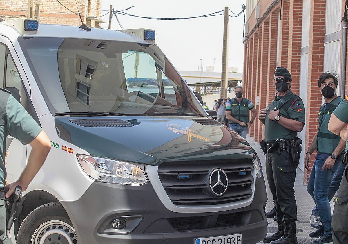 Agentes de la Guardia Civil en la fachada del piso donde ocurrió el crimen