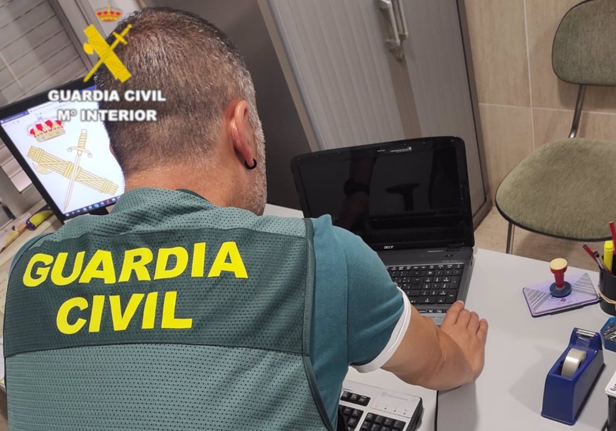 Un agente de la Guardia Civil