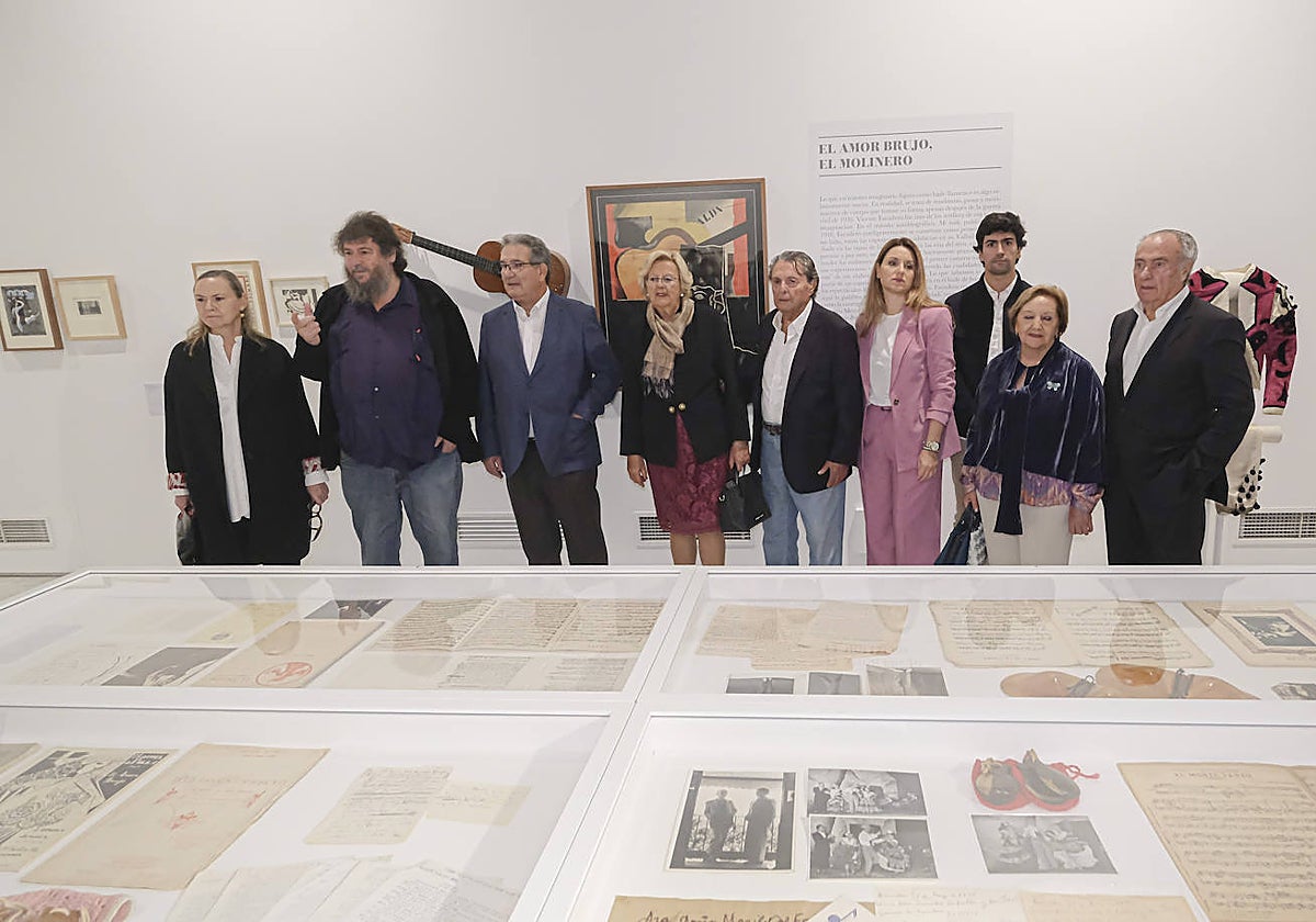 La delegada de Cultura, Minerva Salas, junto al bailaor utrerano, José de la Vega , y los sobrinos nietos de Vicente Escudero, el comisario de la muestra, Pedro G. Romero y Laura García Lorca