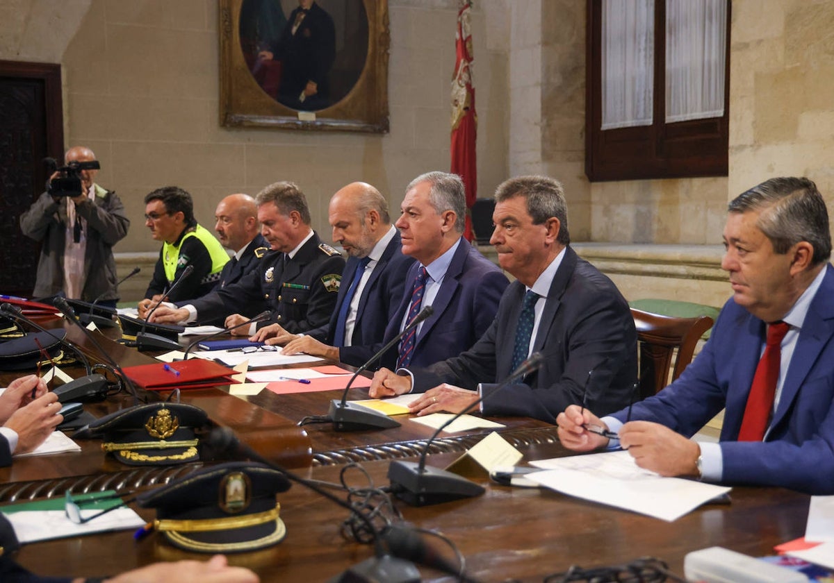 El alcalde junto a los delegados de Fiestas Mayores y Seguridad en la junta local