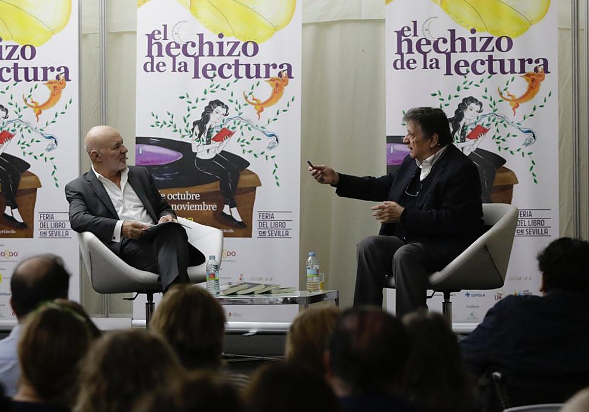 Jesús Vigorra dialogando junto a Luis Landero