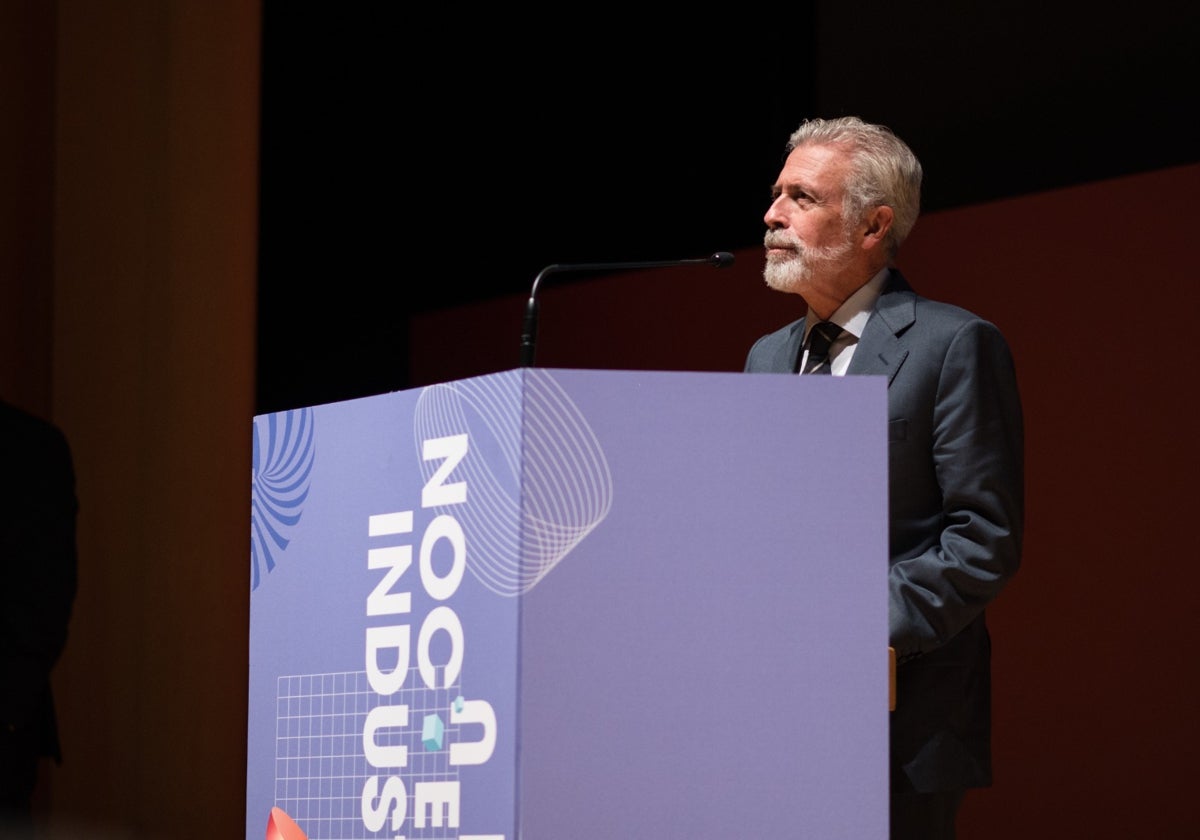 El profesor Vicente Cortés durante una ponencia