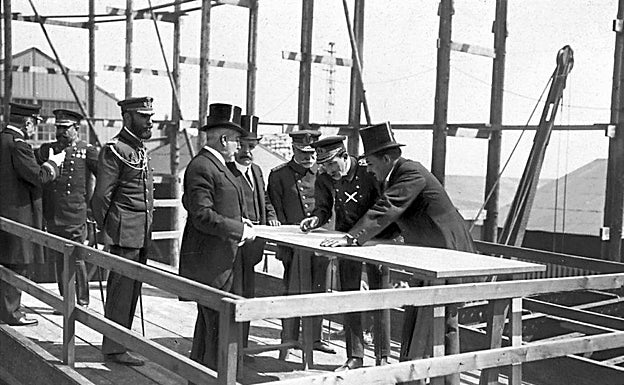 El Rey Alfonso XIII, en Cádiz, examinando los planos del buque en construcción