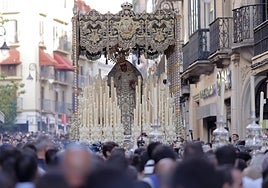 La Virgen de las Angustias de los Gitanos sale de manera extraordinaria en Sevilla, en imágenes